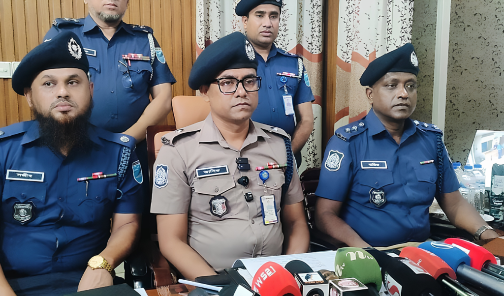 স্বর্ণের চেইনের লোভে নামাজরত বৃদ্ধাকে হত্যা, গ্রেফতার ৩ 3 স্বর্ণের চেইনের লোভে নামাজরত বৃদ্ধাকে হত্যা, গ্রেফতার ৩