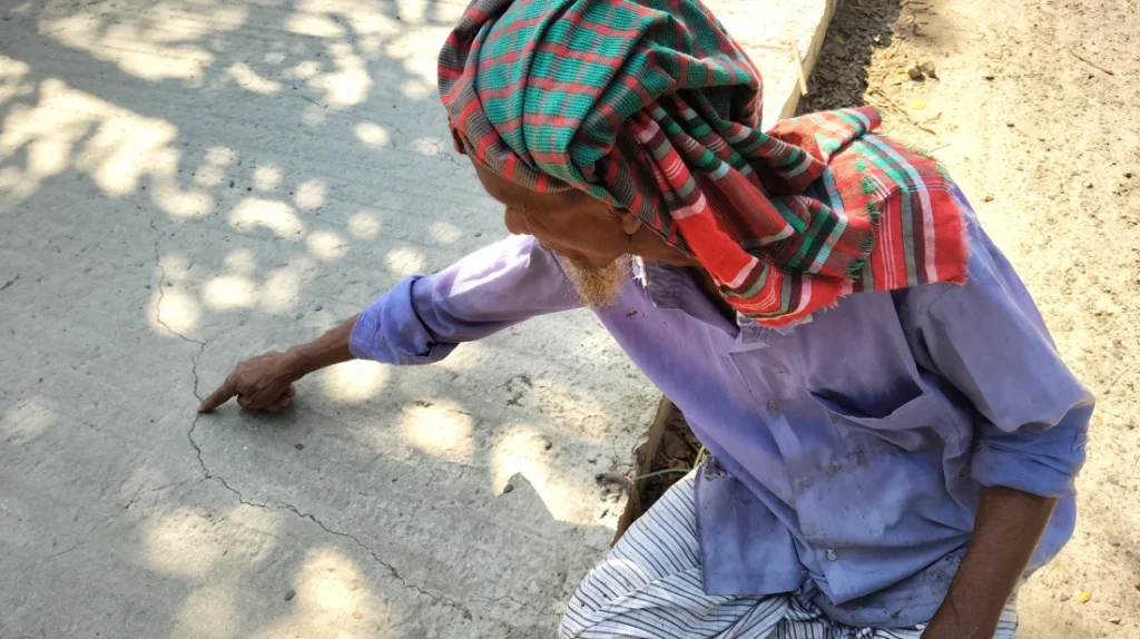 ১৪ কোটি টাকার সড়কে ঢালাইয়ের পরই ফাটল 3 ১৪ কোটি টাকার সড়কে ঢালাইয়ের পরই ফাটল