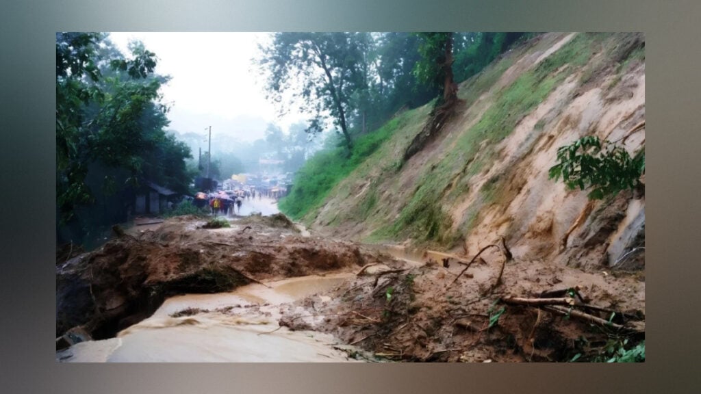 ৫ জেলায় ভারী বৃষ্টি হতে পারে, পাহাড়ে ভূমিধসের শঙ্কা 3 ৫ জেলায় ভারী বৃষ্টি হতে পারে, পাহাড়ে ভূমিধসের শঙ্কা
