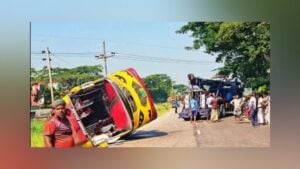 আমতলীতে নিয়ন্ত্রণ হারিয়ে বাস উল্টে আহত ২৯, চালক-হেলপার পলাতক