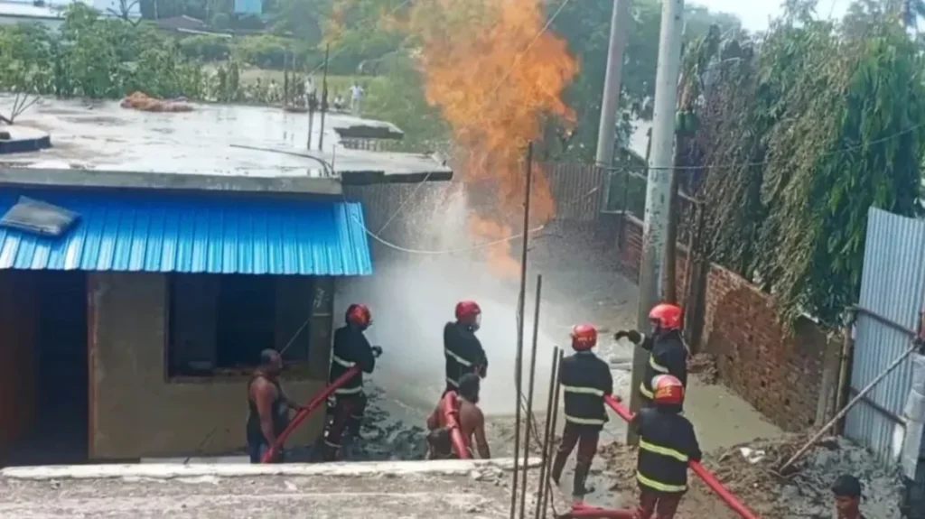 ইনানীতে মাটি খুঁড়তেই গ্যাস ও আগুন, আতঙ্কে স্থানীয়রা 3 ইনানীতে মাটি খুঁড়তেই গ্যাস ও আগুন, আতঙ্কে স্থানীয়রা