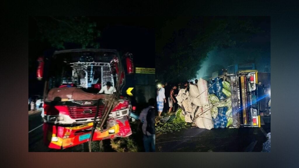 কক্সবাজারে বাস-পিকআপের সংঘর্ষে প্রাণ গেল দুইজনের 3 কক্সবাজারে বাস-পিকআপের সংঘর্ষে প্রাণ গেল দুইজনের
