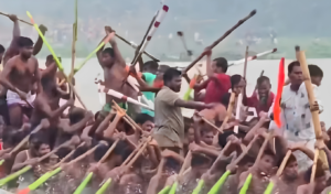 করতোয়া নদীতে নৌকা বাইচে সংঘর্ষ ও নৌকা ডুবি, আহত ১০