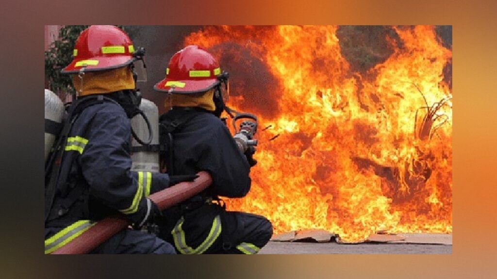 কাশিমপুরে পোশাক কারখানার গুদামে আগুন, কাজ করছে ৫ ইউনিট 3 কাশিমপুরে পোশাক কারখানার গুদামে আগুন, কাজ করছে ৫ ইউনিট