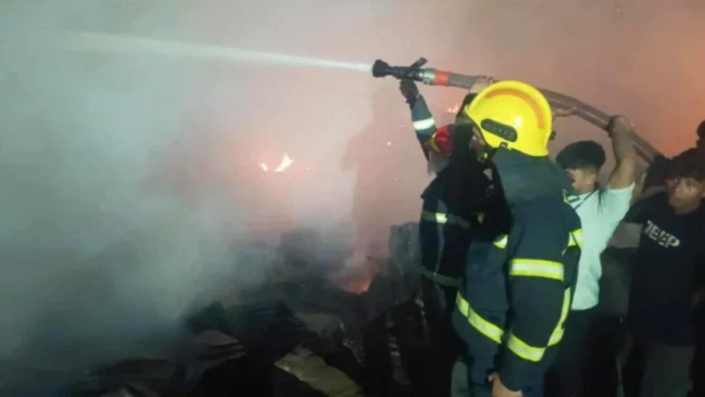 কেরানীগঞ্জে প্লাস্টিক কারখানায় আগুন, মিলল একজনের মরদেহ 3 কেরানীগঞ্জে প্লাস্টিক কারখানায় আগুন, মিলল একজনের মরদেহ