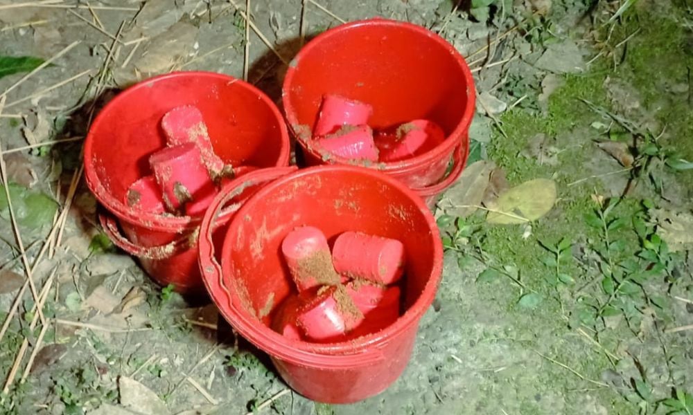 চাঁপাইনবাবগঞ্জে মাটির নিচে ও সড়কের পাশে ২৪ ককটেল উদ্ধার