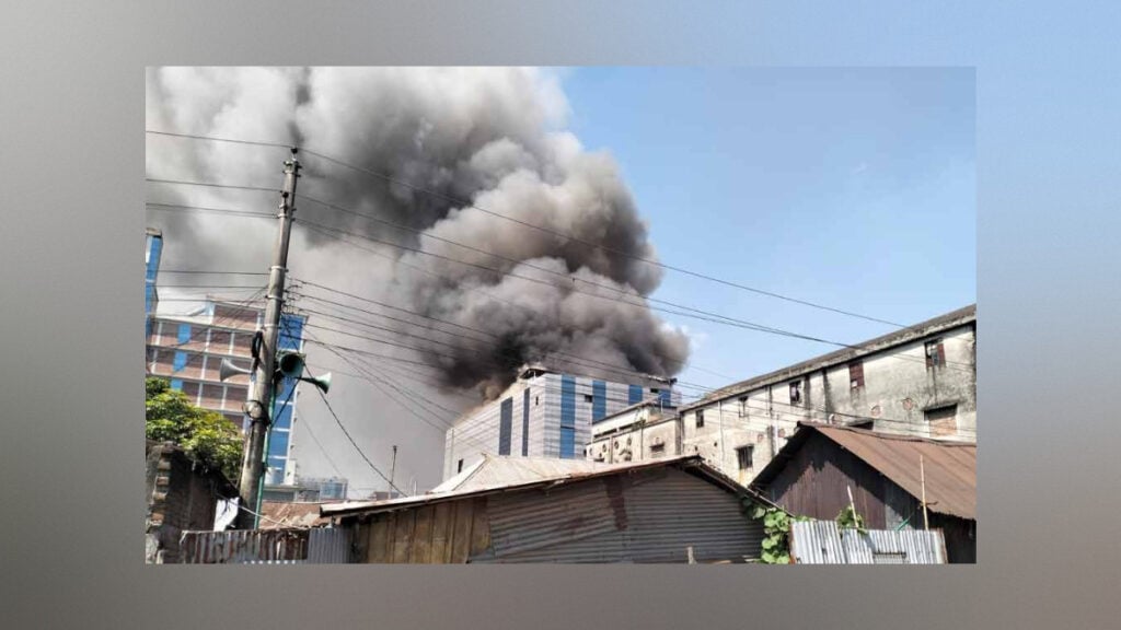 টঙ্গীতে ওষুধ কারখানায় আগুন, নিয়ন্ত্রণে কাজ করছে ১১ ইউনিট 3 টঙ্গীতে ওষুধ কারখানায় আগুন, নিয়ন্ত্রণে কাজ করছে ১১ ইউনিট
