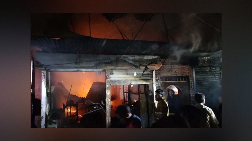 টঙ্গীতে মার্কেটে অগ্নিকাণ্ড, দগ্ধ আট মাসের শিশু 3 টঙ্গীতে মার্কেটে অগ্নিকাণ্ড, দগ্ধ আট মাসের শিশু