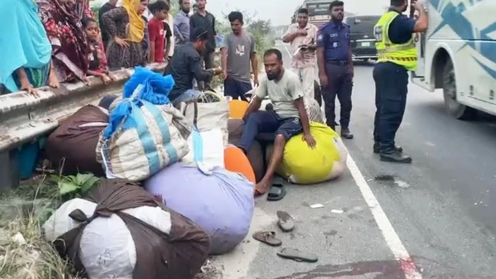 টাঙ্গাইলে বাস-পিকআপ-মোটরসাইকেল সংঘর্ষে নিহত ২