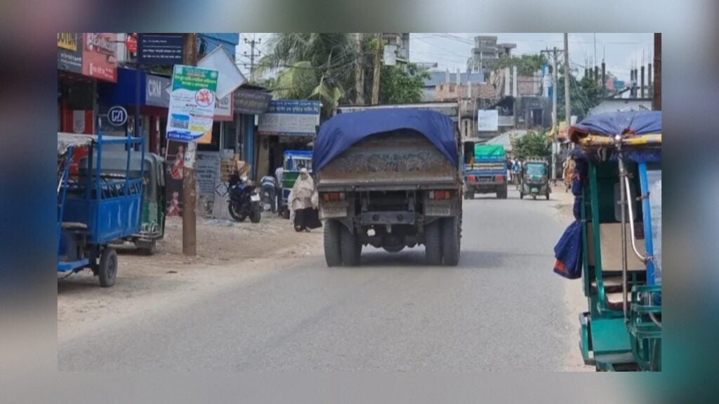ট্রাকের ধাক্কায় প্রাণ গেল অটোরিকশার যাত্রীর 3 ট্রাকের ধাক্কায় প্রাণ গেল অটোরিকশার যাত্রীর