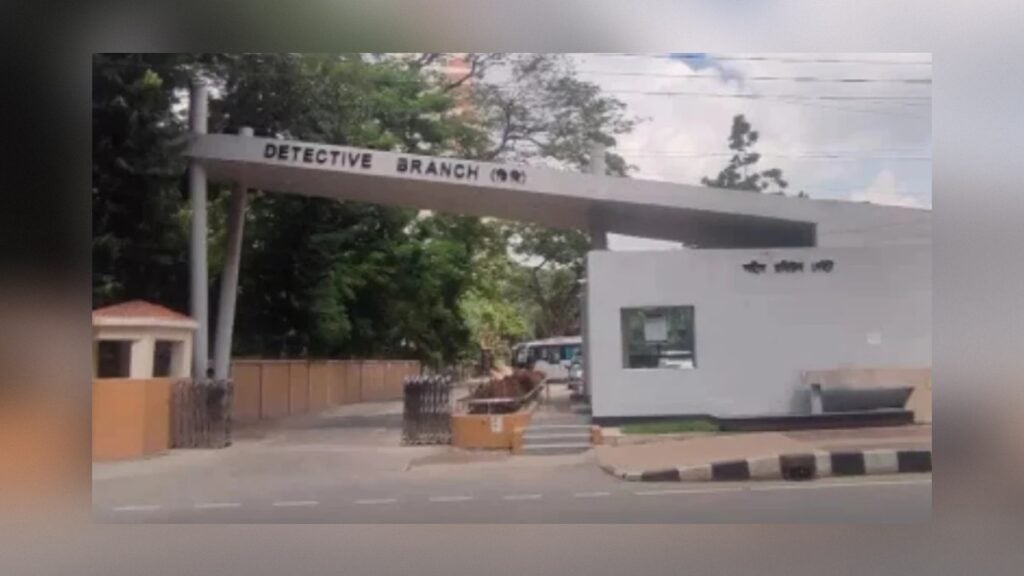 ডিবির অভিযানে গ্রেফতার দুই অবসরপ্রাপ্ত সেনা কর্মকর্তা 3 ডিবির অভিযানে গ্রেফতার দুই অবসরপ্রাপ্ত সেনা কর্মকর্তা