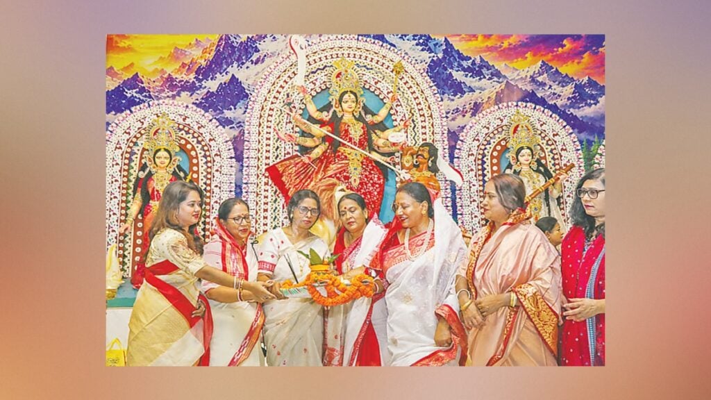 ঢাক-শঙ্খের সুরে ষষ্ঠী, আজ মহাসপ্তমীর পূজা 4 ঢাক-শঙ্খের সুরে ষষ্ঠী, আজ মহাসপ্তমীর পূজা