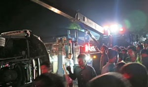 তারাগঞ্জে বাস উল্টে হেলপার নিহত, আহত অন্তত ২০