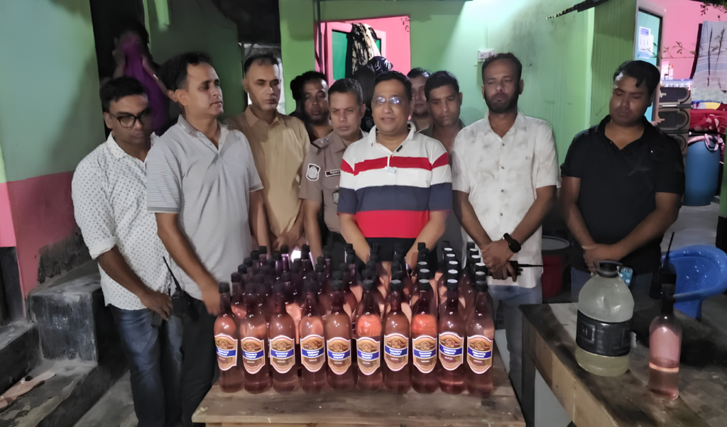 দৌলতদিয়া যৌনপল্লীতে গোয়ালন্দ থানা পুলিশের অভিযান, মদসহ নারী আটক