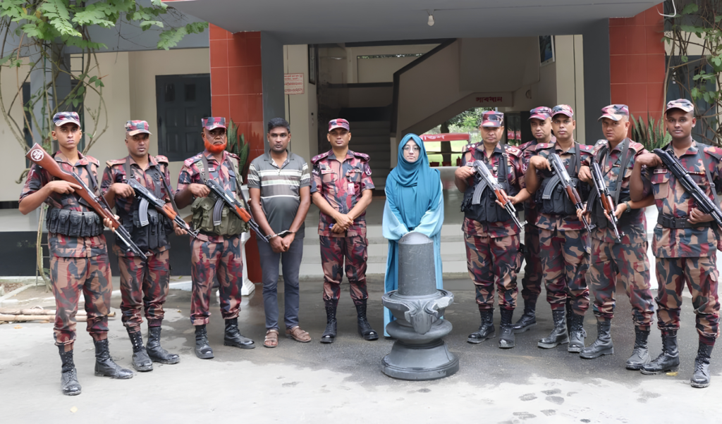নওগাঁয় মাটির নিচ থেকে ২৪৫ কেজির কষ্টিপাথরের শিবলিঙ্গ উদ্ধার 3 নওগাঁয় মাটির নিচ থেকে ২৪৫ কেজির কষ্টিপাথরের শিবলিঙ্গ উদ্ধার