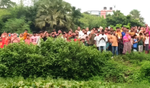 নবাবগঞ্জে ঝোপের ভেতর মিলল নারী সবজি বিক্রেতার দ্বিখন্ডিত মরদেহ