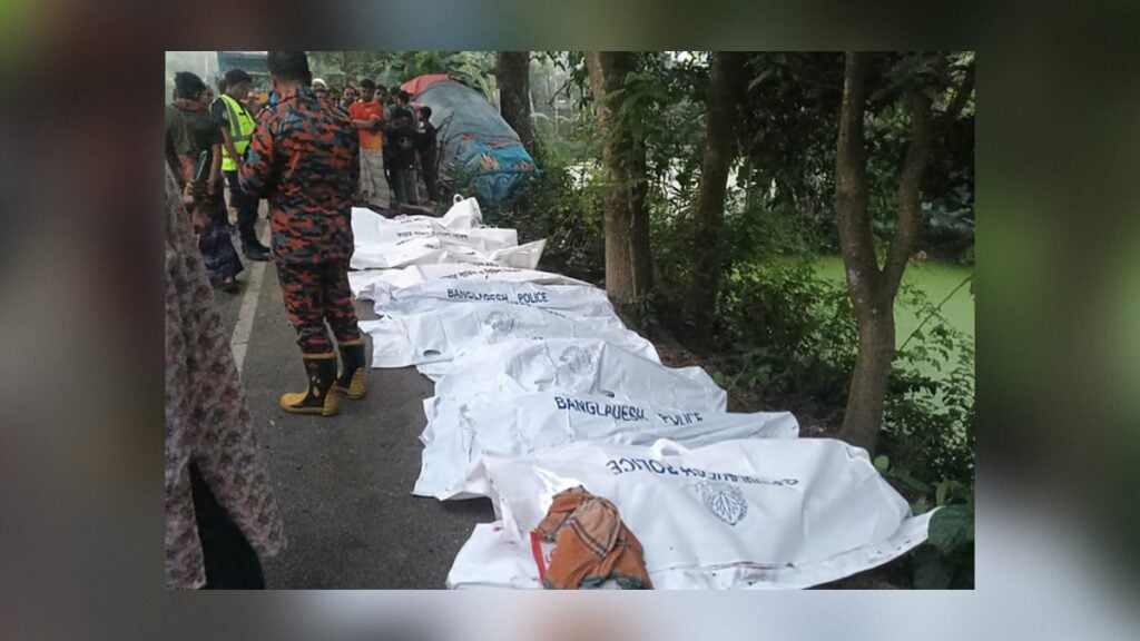 নাটোরে বাস-ট্রাকের ভয়াবহ সংঘর্ষ, প্রাণ গেল ১৩ জনের 3 নাটোরে বাস-ট্রাকের ভয়াবহ সংঘর্ষ, প্রাণ গেল ১৩ জনের