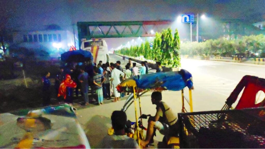 নারায়ণগঞ্জে বাস থামিয়ে ২৫ যাত্রীর সর্বস্ব লুট 3 নারায়ণগঞ্জে বাস থামিয়ে ২৫ যাত্রীর সর্বস্ব লুট