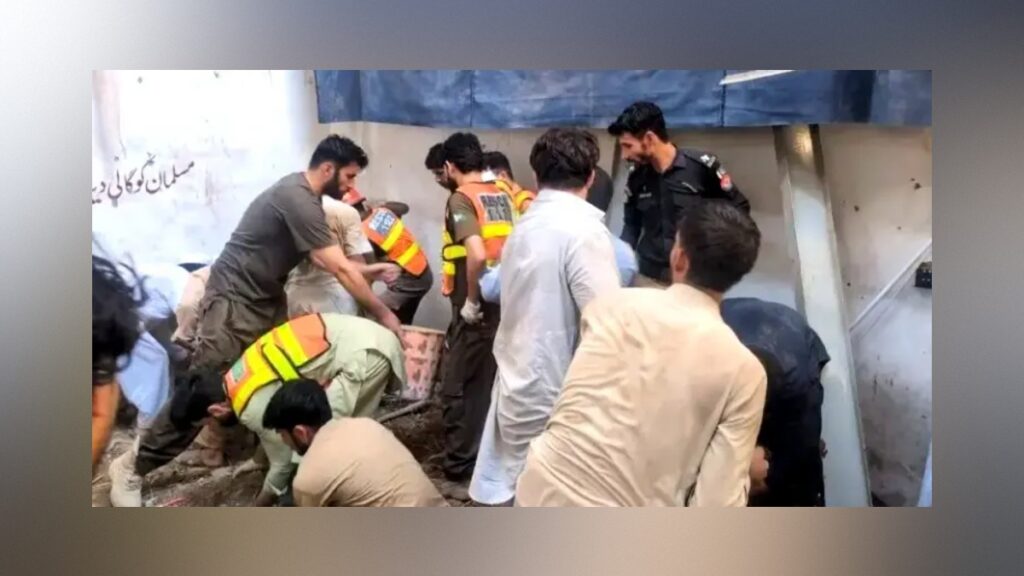 পাকিস্তানে স্কুলের ছাদ ধসে প্রাণ গেল ১ জন শিক্ষক সহ ২০ জন শিক্ষার্থীর 3 পাকিস্তানে স্কুলের ছাদ ধসে প্রাণ গেল ১ জন শিক্ষক সহ ২০ জন শিক্ষার্থীর