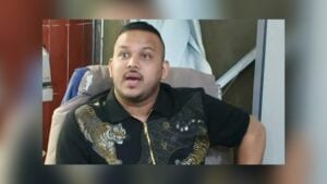 প্রিজন ভ্যান খুলে ‘পিচ্চি রাজা’কে গাড়িতে তুলে দিলেন এসআই