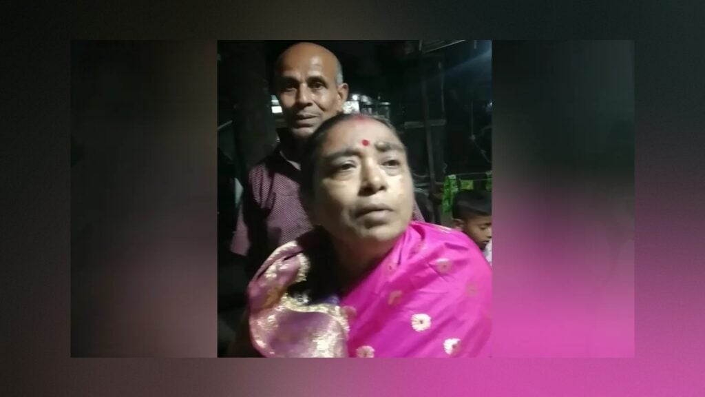 ফ্যামিলি কার্ডের ফাঁদে ফেলে বৃদ্ধার স্বর্ণের চেইন ছিনতাই 3 ফ্যামিলি কার্ডের ফাঁদে ফেলে বৃদ্ধার স্বর্ণের চেইন ছিনতাই
