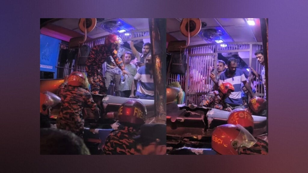 বাস দুর্ঘটনায় আটকা যাত্রীদের দরজা ভেঙে উদ্ধার