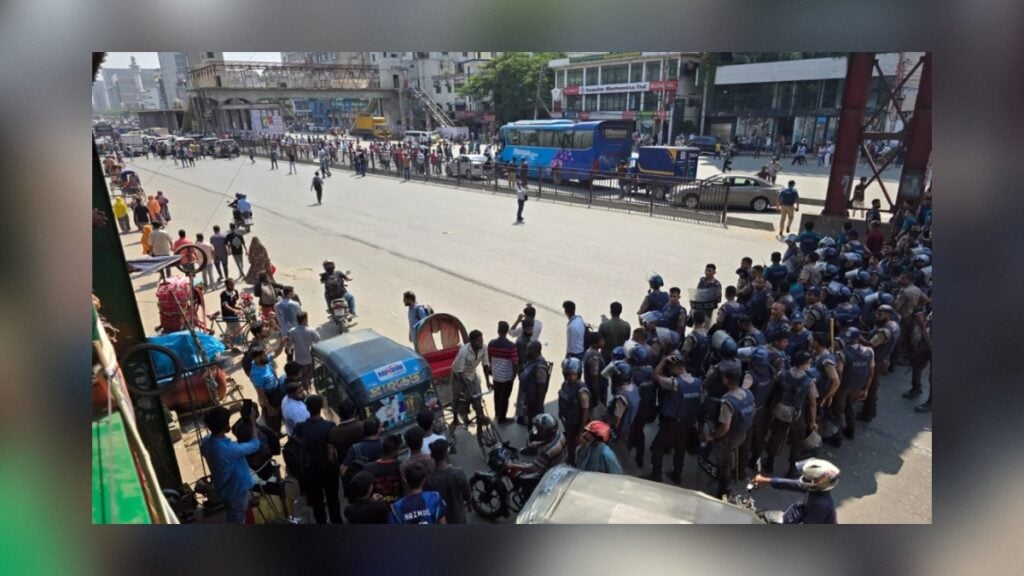 বেতন বৃদ্ধির দাবিতে উত্তরা অবরুদ্ধ, তীব্র যানজট