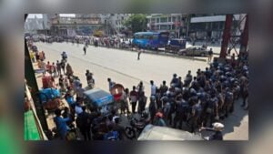 বেতন বৃদ্ধির দাবিতে উত্তরা অবরুদ্ধ, তীব্র যানজট