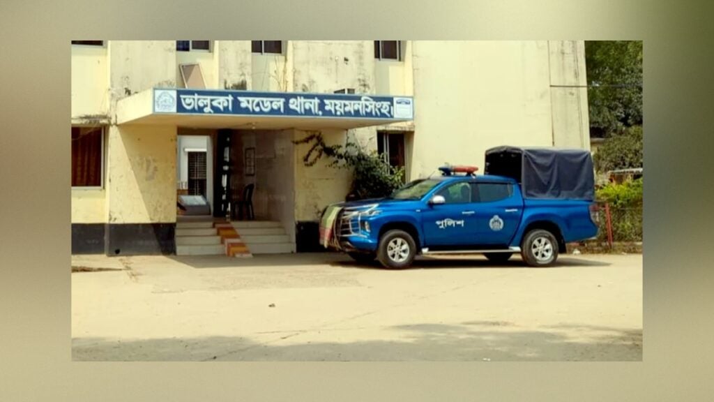 ভালুকায় আসামি ধরতে গিয়ে হামলার মুখে পুলিশ, আহত ৩ 3 ভালুকায় আসামি ধরতে গিয়ে হামলার মুখে পুলিশ, আহত ৩