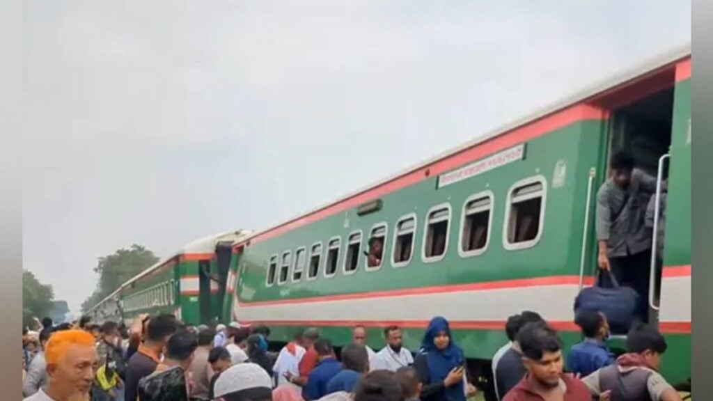 মহেড়ায় ট্রেন লাইনচ্যুত, উত্তরবঙ্গের সঙ্গে রেল যোগাযোগ বন্ধ 3 মহেড়ায় ট্রেন লাইনচ্যুত, উত্তরবঙ্গের সঙ্গে রেল যোগাযোগ বন্ধ