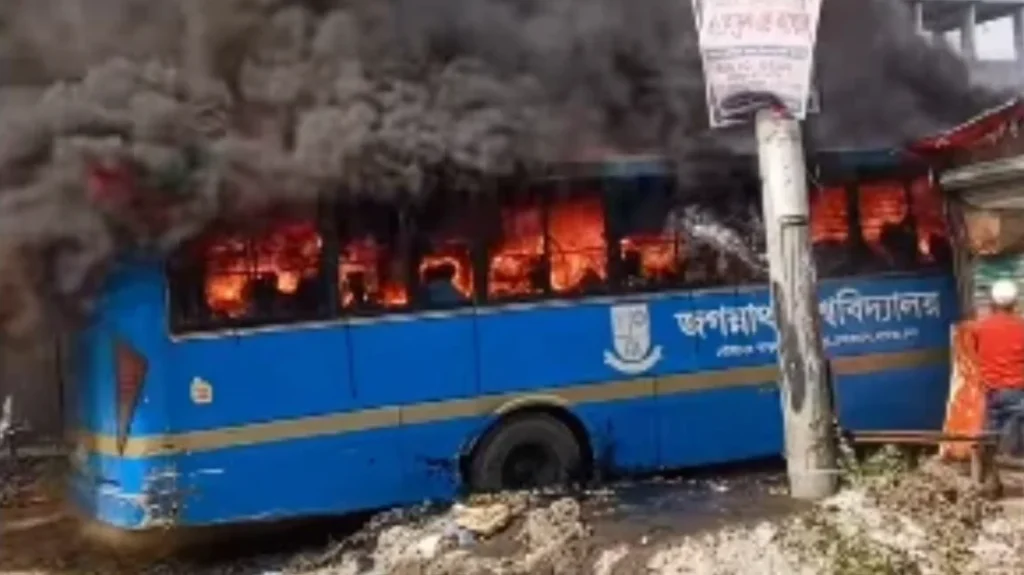 মাতুয়াইলে গ্যারেজে আগুন, পুড়ল জগন্নাথ বিশ্ববিদ্যালয়ের বাস 3 মাতুয়াইলে গ্যারেজে আগুন, পুড়ল জগন্নাথ বিশ্ববিদ্যালয়ের বাস