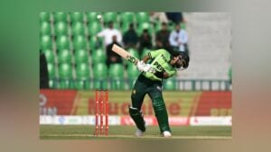 মাদুশঙ্কার পাঁচ উইকেটে ১১০ রানেই গুটিয়ে গেল পাকিস্তান