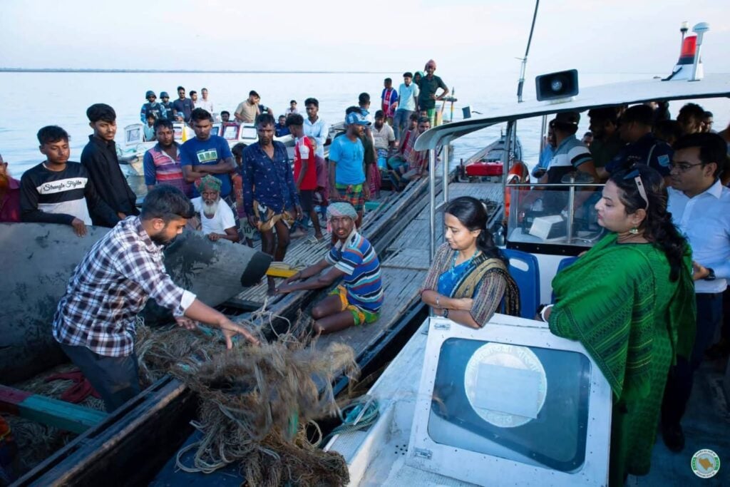 মানিকগঞ্জে ইলিশ রক্ষার অভিযানে কোটি টাকার কারেন্ট জাল জব্দ