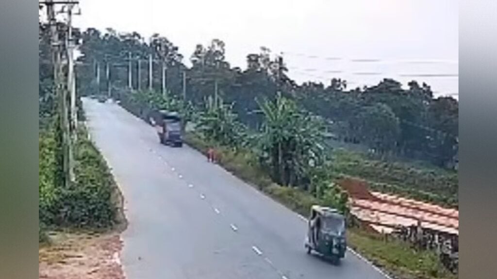 মায়ের চোখের সামনেই কাভার্ডভ্যানের চাপায় প্রাণ গেল দুই বোনের 4 মায়ের চোখের সামনেই কাভার্ডভ্যানের চাপায় প্রাণ গেল দুই বোনের