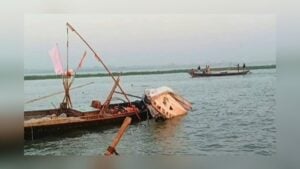 মেঘনায় জেলেদের ধাওয়ার সময় ডুবল পুলিশের স্পিডবোট, শটগান নিখোঁজ