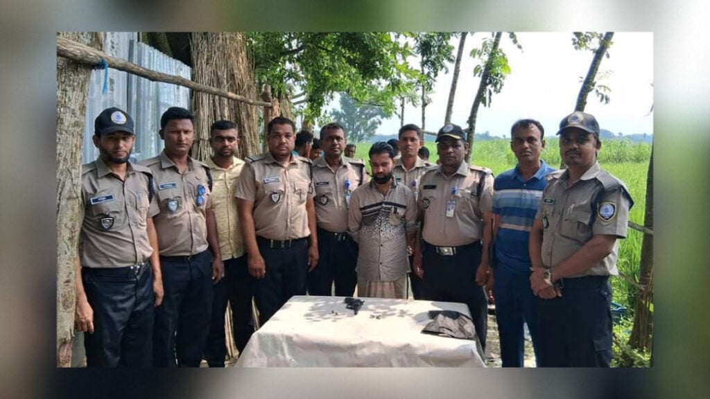 রাজবাড়ীতে পাকিস্তানি রিভলবারসহ গ্রেপ্তার কালা মানিক 3 রাজবাড়ীতে পাকিস্তানি রিভলবারসহ গ্রেপ্তার কালা মানিক