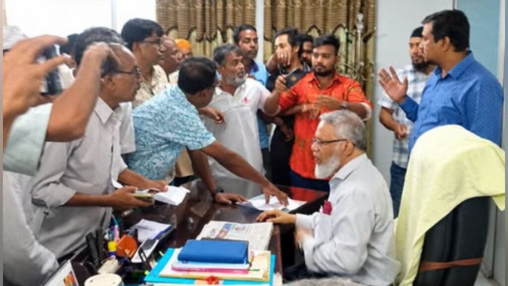 রাজশাহী মেডিকেল বিশ্ববিদ্যালয়ের ভিসিকে মব করে পদত্যাগে বাধ্য 3 রাজশাহী মেডিকেল বিশ্ববিদ্যালয়ের ভিসিকে মব করে পদত্যাগে বাধ্য