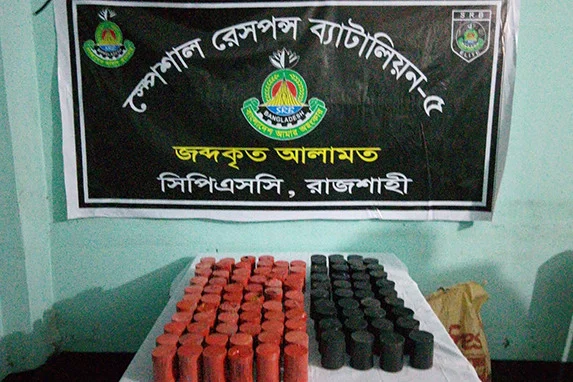 রাজশাহীতে লিচুবাগান থেকে ১০৩টি তাজা ককটেল উদ্ধার 3 রাজশাহীতে লিচুবাগান থেকে ১০৩টি তাজা ককটেল উদ্ধার