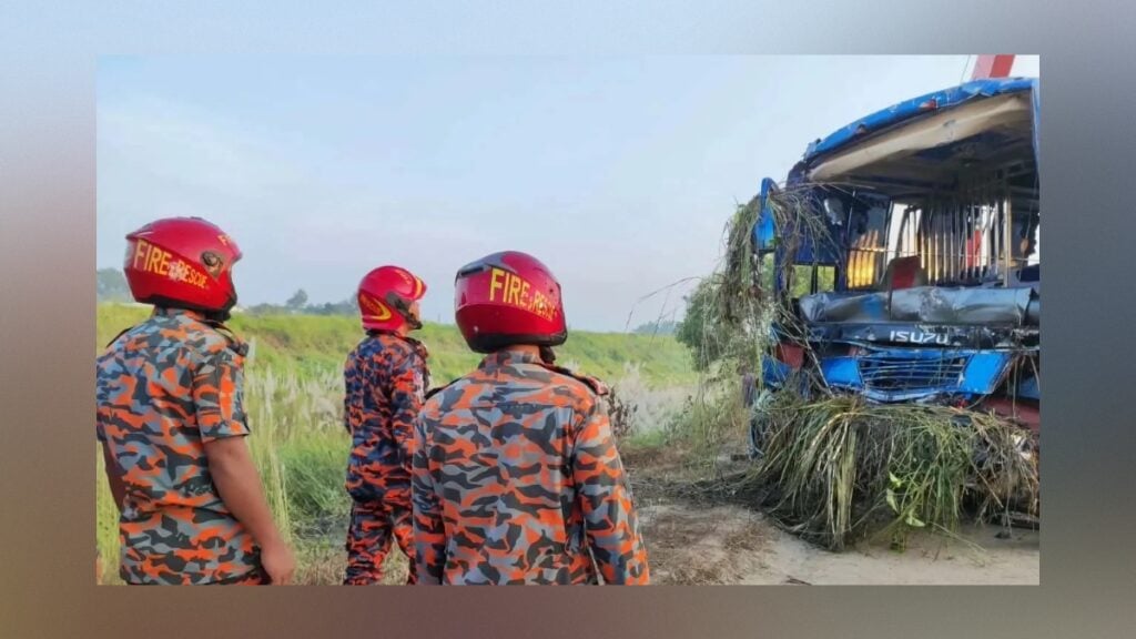 রেলিং ভেঙে পানিভর্তি খাদে বাস, প্রাণ গেল ৩ জনের 3 রেলিং ভেঙে পানিভর্তি খাদে বাস, প্রাণ গেল ৩ জনের