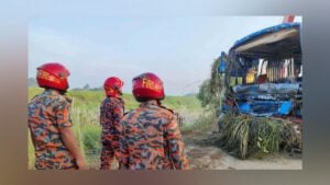 রেলিং ভেঙে পানিভর্তি খাদে বাস, প্রাণ গেল ৩ জনের