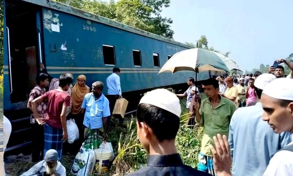 লাকসামে কর্ণফুলী ট্রেনের তিন বগি লাইনচ্যুত, ঢাকামুখী রেল চলাচল বন্ধ