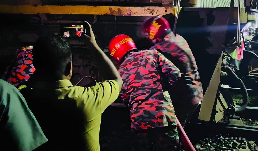 শায়েস্তাগঞ্জে 'জয়ন্তিকা এক্সপ্রেস' ট্রেনের ইঞ্জিনে আগুন, হুড়োহুড়িতে আহত ১০