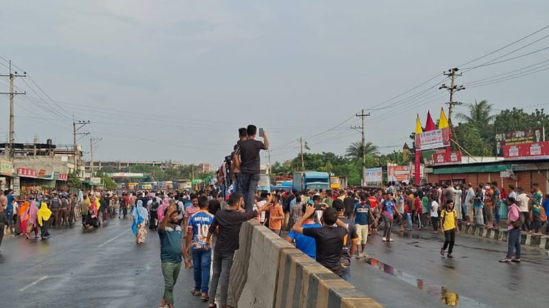 শ্রমিক বিক্ষোভে কোনাবাড়ি-চন্দ্রার সব পোশাক কারখানায় ছুটি 3 শ্রমিক বিক্ষোভে কোনাবাড়ি-চন্দ্রার সব পোশাক কারখানায় ছুটি