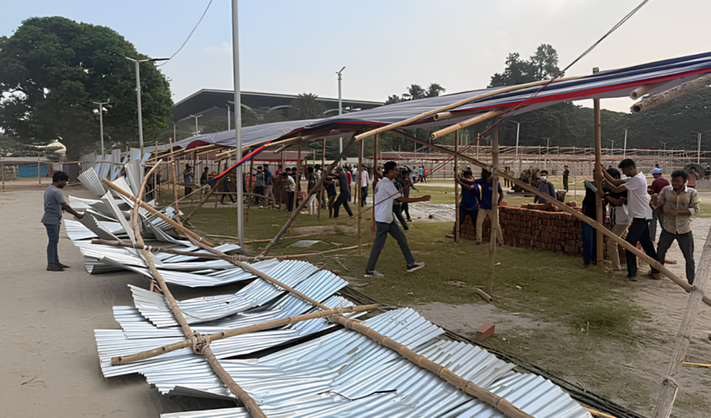 সচিবালয় স্থানান্তরের প্রতিবাদে পুরোনো বাণিজ্য মেলার মাঠে শেকৃবি শিক্ষার্থীদের ভাঙচুর ও আন্দোলন