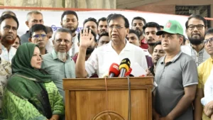 সড়ক-ফুটপাতে হকার বসলেই মামলা, মালামাল জব্দ ডিএসসিসি