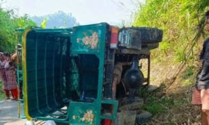 সাজেক থেকে ফেরার পথে চাঁদের গাড়ি উল্টে আহত ৭ পর্যটক
