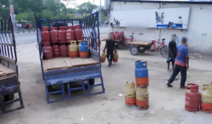 সিরাজগঞ্জে ট্রাক থামিয়ে গ্যাস সিলিন্ডার ও নগদ টাকা লুট, গ্রেপ্তার ৩