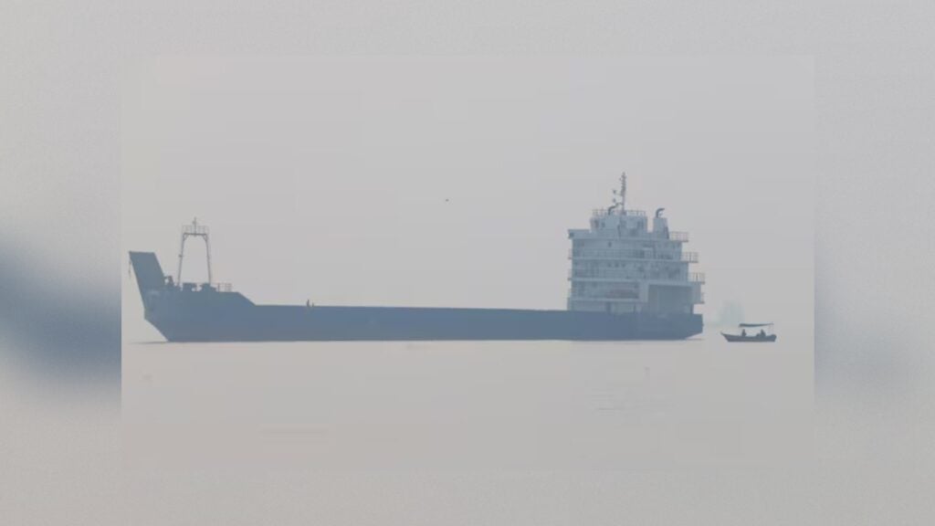 হরমুজে জাহাজ চলাচল কমল, বাড়ল হামলার ঝুঁকি