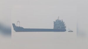 হরমুজে জাহাজ চলাচল কমল, বাড়ল হামলার ঝুঁকি