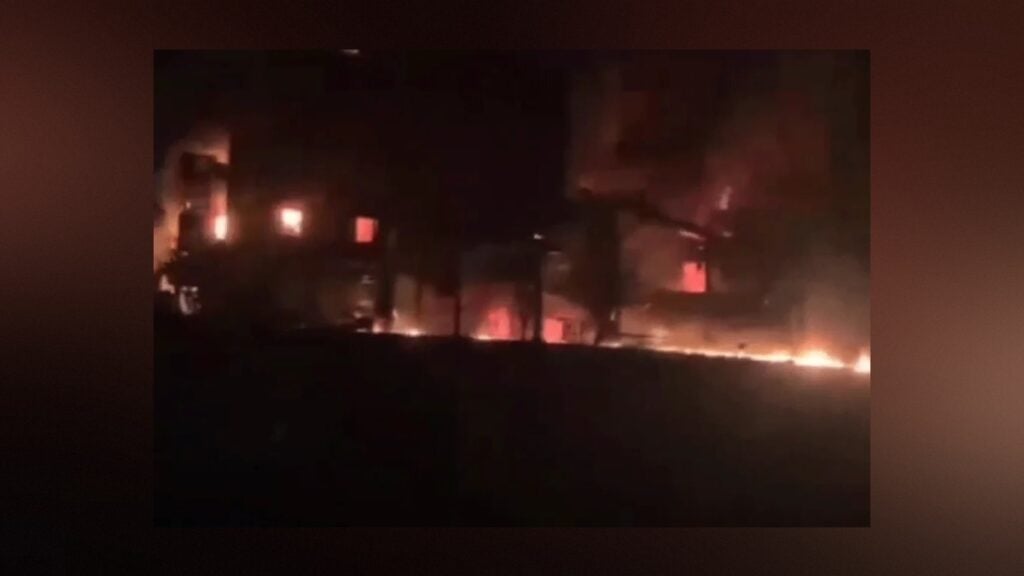 হরমুজে মাইন বিস্ফোরণ, আগুনে পুড়ল তেলবাহী সুপারট্যাংকার 3 হরমুজে মাইন বিস্ফোরণ, আগুনে পুড়ল তেলবাহী সুপারট্যাংকার